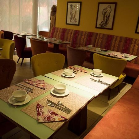 Hotel Maison Rouge Котону Экстерьер фото