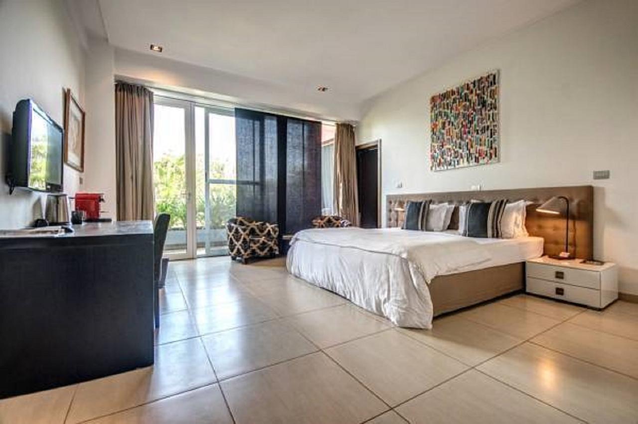 Hotel Maison Rouge Котону Экстерьер фото