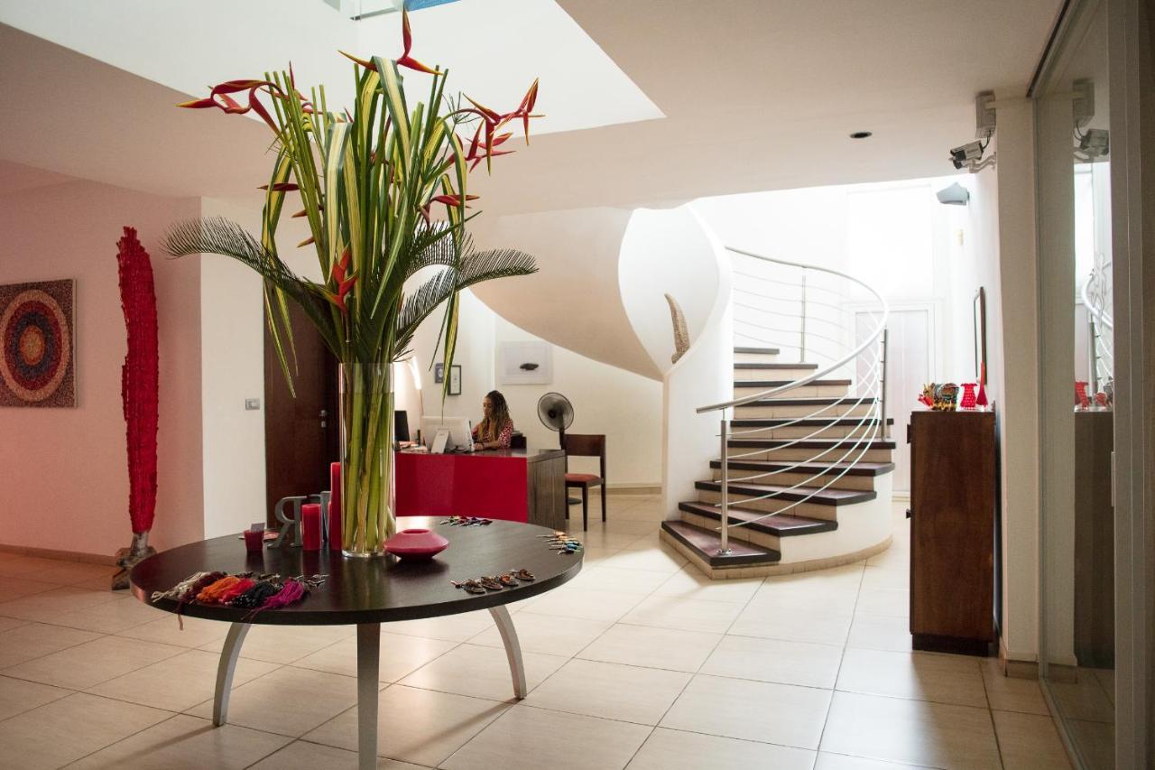 Hotel Maison Rouge Котону Экстерьер фото